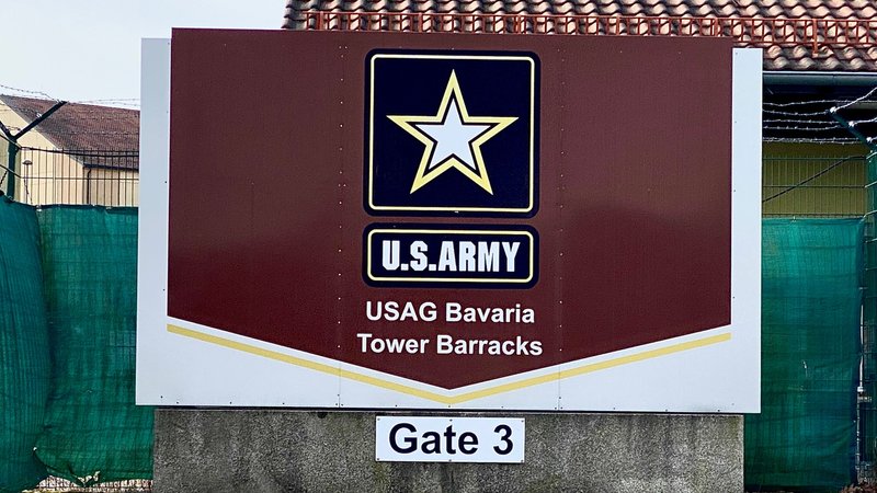 Das Bild zeigt ein Schild der US-Armee am Truppenübungsplatz in Grafenwöhr. Auf dem Schild steht "U.S. Army USAG Bavaria Tower Barracks" | Bild: BR/Rudolf Heinz Das Bild zeigt ein Schild der US-Armee am Truppenübungsplatz in Grafenwöhr. Auf dem Schild steht "U.S. Army USAG Bavaria Tower Barracks"
