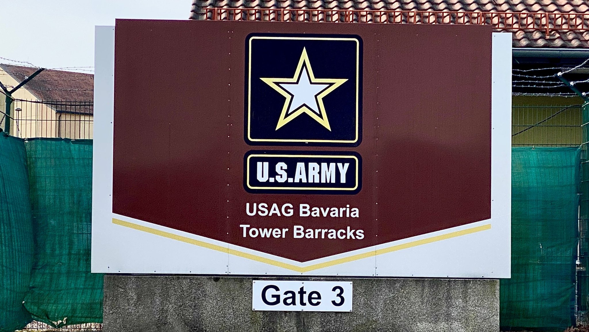 Das Bild zeigt ein Schild der US-Armee am Truppenübungsplatz in Grafenwöhr. Auf dem Schild  steht "U.S. Army USAG Bavaria Tower Barracks" 