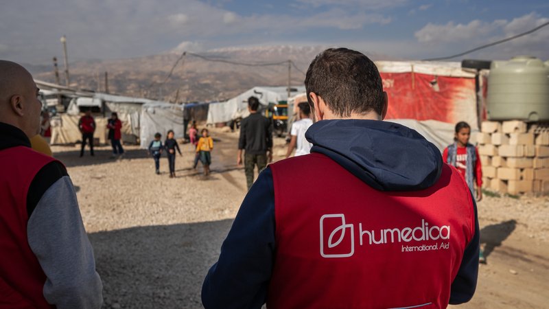 Zwei humedica-Mitarbeiter stehen im Libanon inmitten einer Zeltsiedlung. Bereits seit 2012 ist die Kaufbeurer Hilfsorganisation humedica im Libanon aktiv. Doch aktuell muss die Organisation ihre Maßnahmen einschränken. | Bild: humedica Zwei humedica-Mitarbeiter stehen im Libanon inmitten einer Zeltsiedlung. Bereits seit 2012 ist die Kaufbeurer Hilfsorganisation humedica im Libanon aktiv. Doch aktuell muss die Organisation ihre Maßnahmen einschränken.