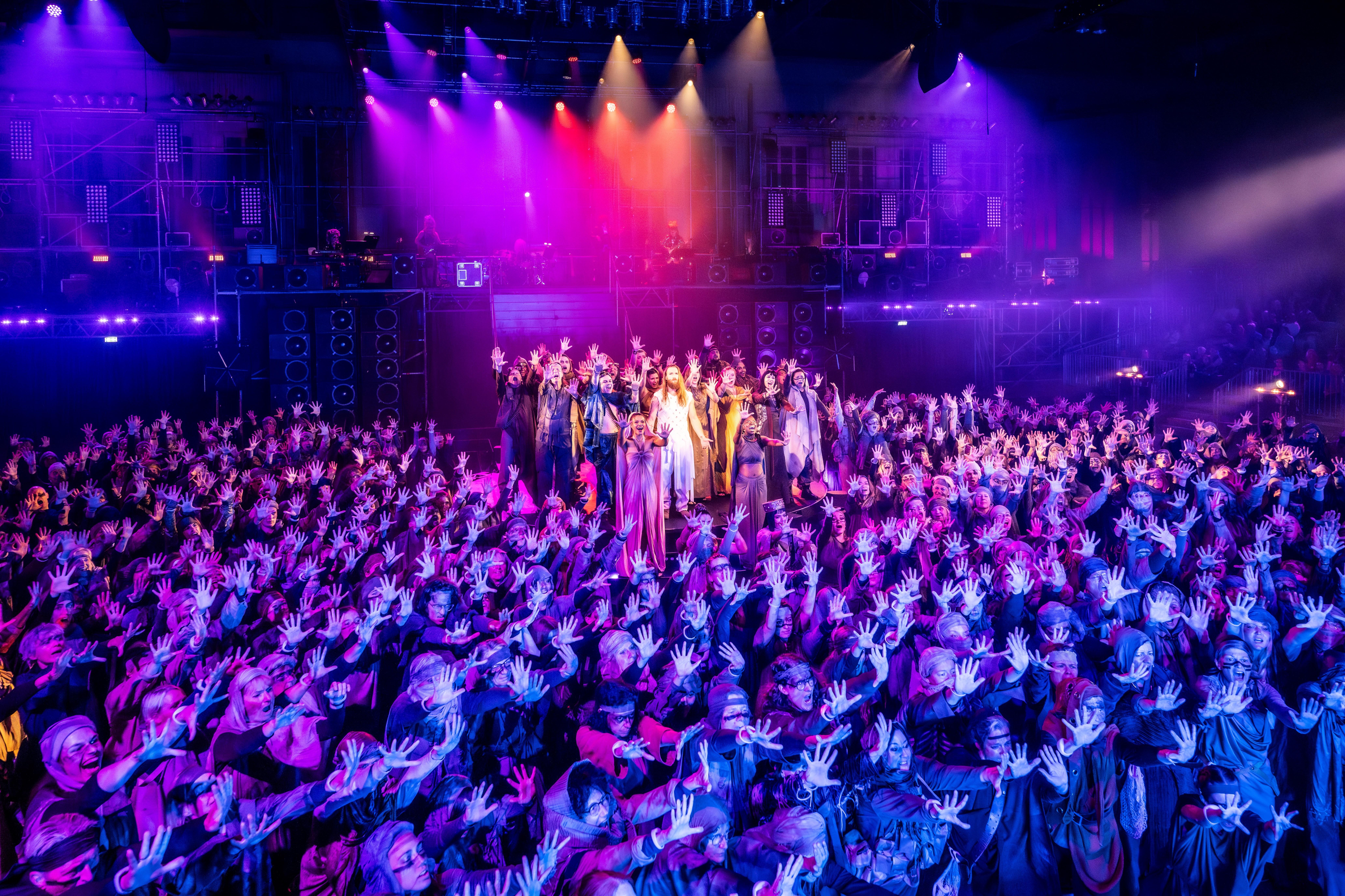 Massenszene im ehemaligen Flughafen Tempelhof