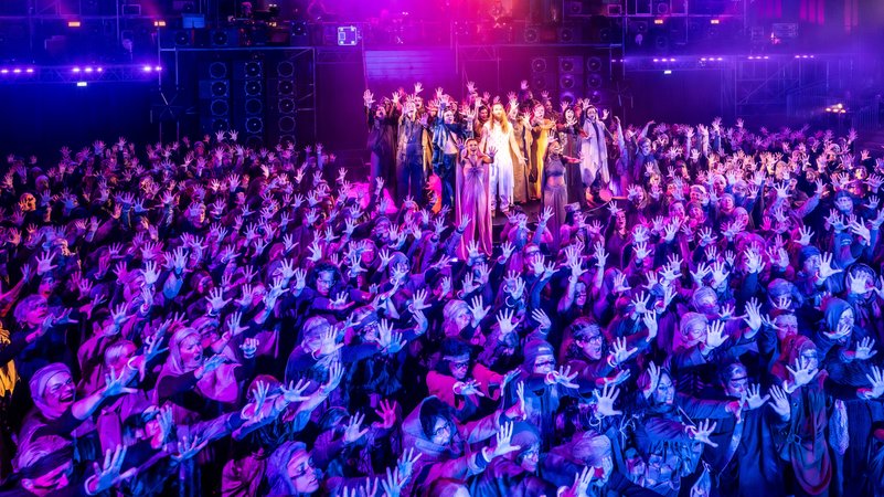 Massenszene im ehemaligen Flughafen Tempelhof | Bild: Jan Windszus/Picture Alliance Massenszene im ehemaligen Flughafen Tempelhof