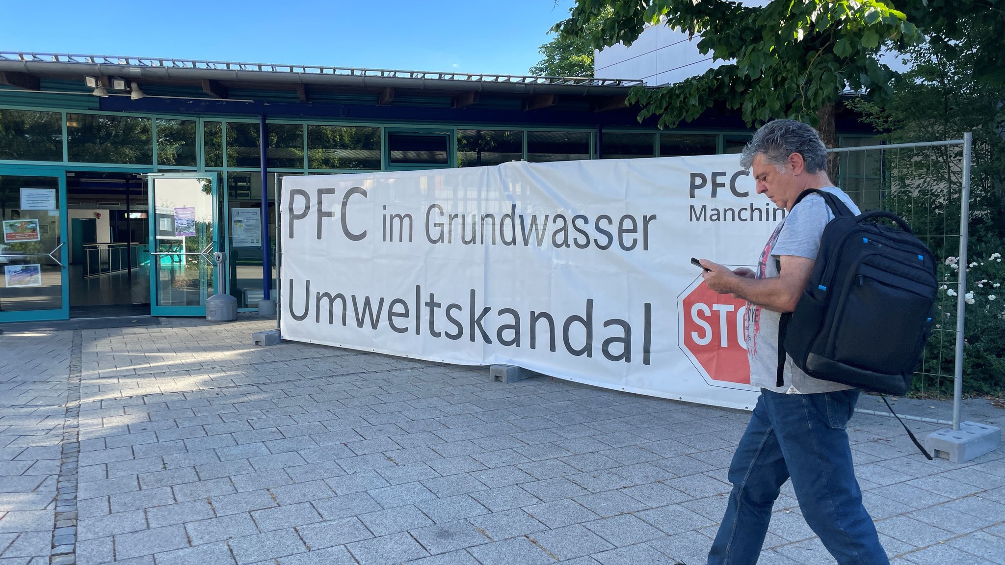 Bundeswehr und Bauamt Ingolstadt haben die Manchinger Bürgerinformiert über den Stand der PFAS-Sanierung auf dem Flugplatz Manching. Aus Protest gegen die Kontaminierung hat die Bürgerinitiative ein Plakat am Eingang der Halle aufgehängt