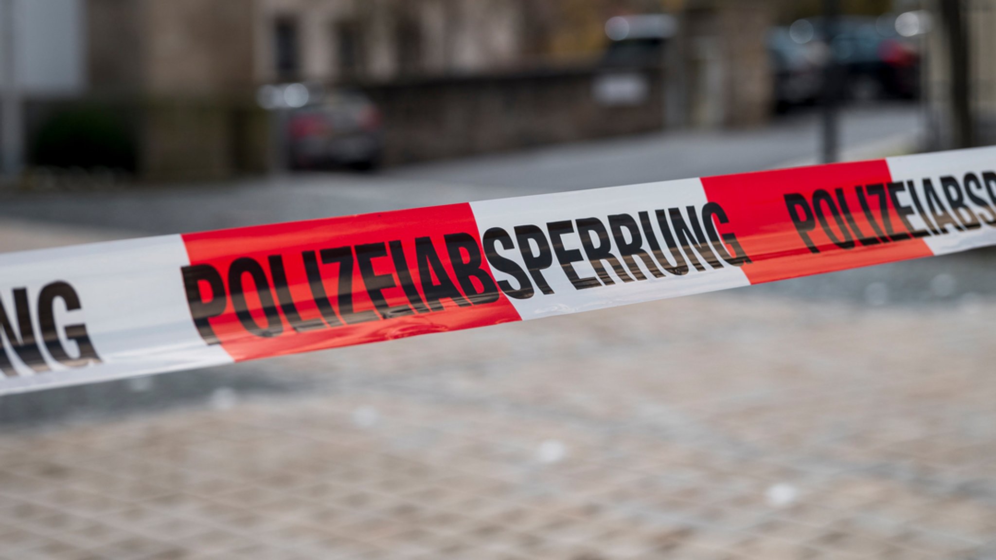 Einsatzkräfte der Polizei sperren die Straße zu dem Kinder- und Jugendhilfezentrum ab.