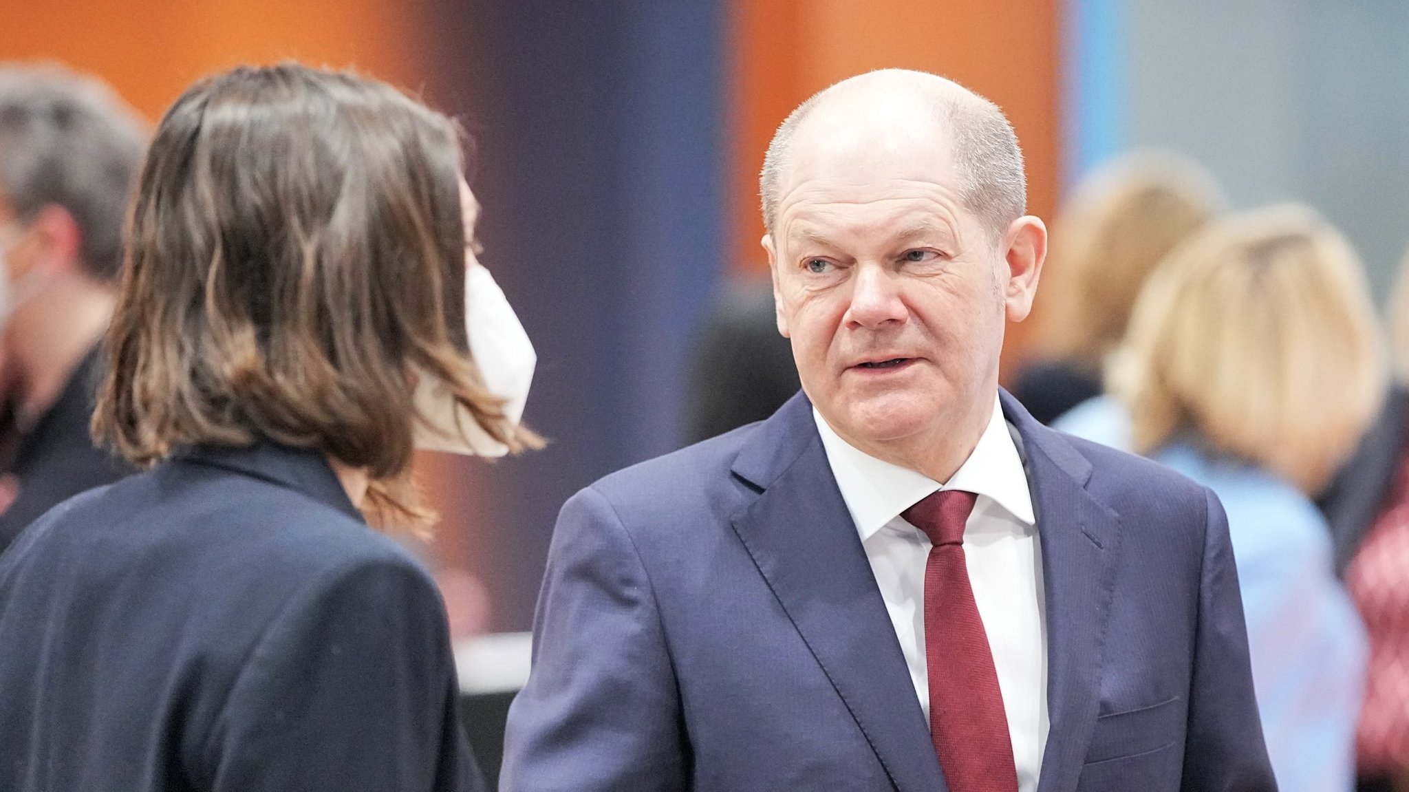 16.03.2022, Berlin: Bundeskanzler Olaf Scholz (SPD), spricht mit Anne Spiegel (Bündnis90/Die Grünen), Bundesministerin für Familie, Senioren, Frauen und Jugend, vor Beginn der Klausur des Bundeskabinetts im Bundeskanzleramt. 