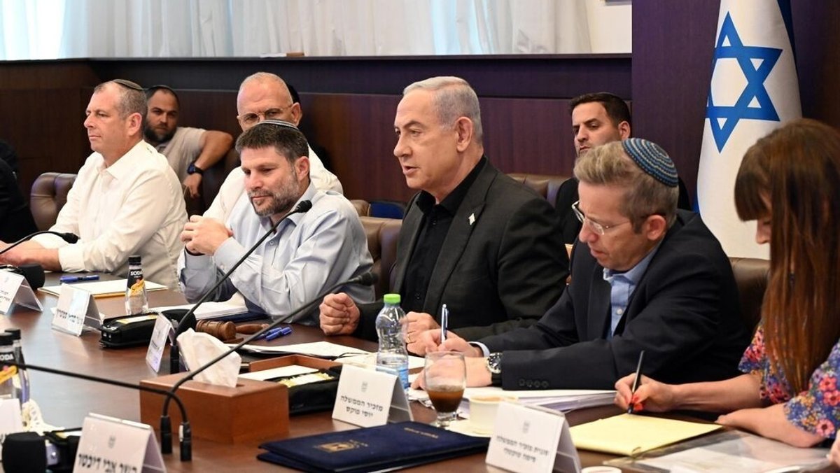 Benjamin Netanjahu umgeben von weiteren Politikern an einem Tisch