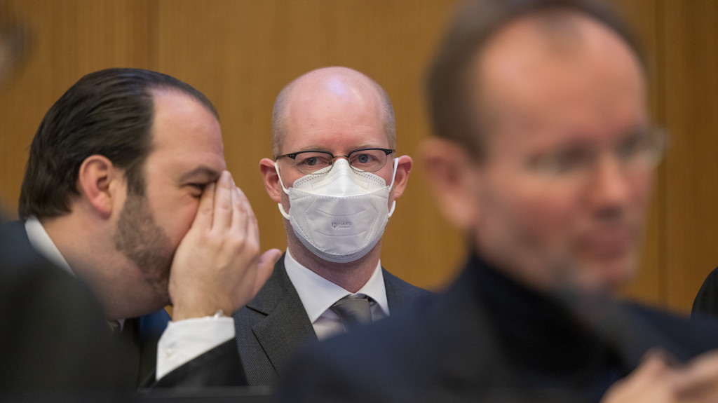 Der Mitangeklagte im Wirecard-Prozess, Oliver Bellenhaus (M), sitzt hinter dem früheren Wirecard-Vorstandschef Markus Braun (r) im Gerichtssaal.