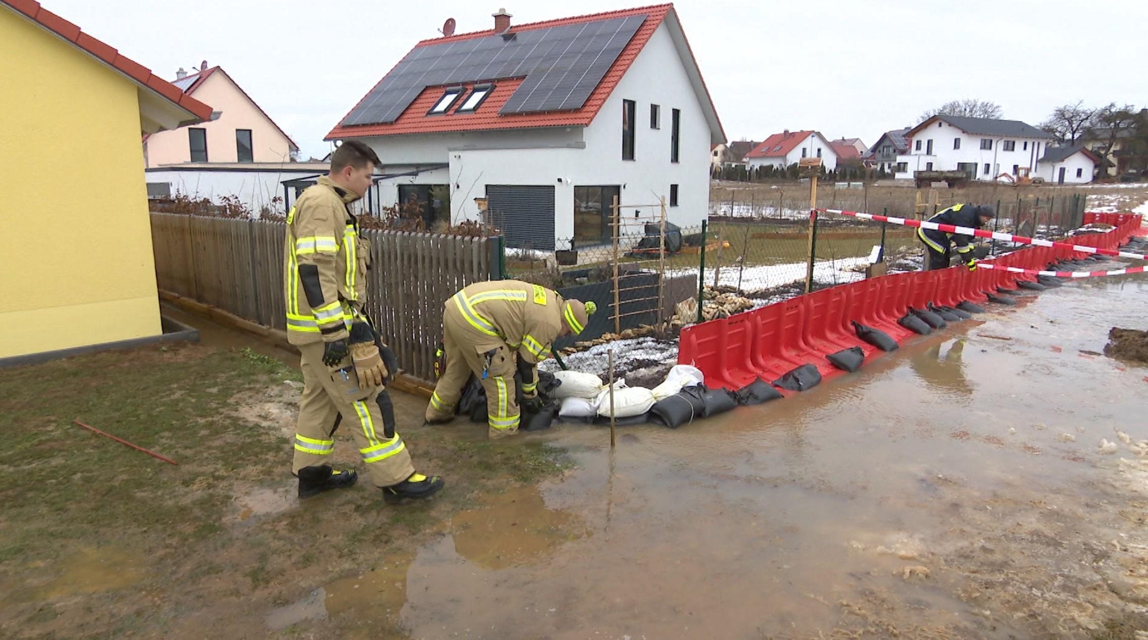 Schneeschmelze wird von der Feuerwehr in Greding eingedämmt.