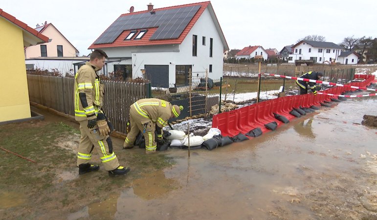 Schneeschmelze wird von der Feuerwehr in Greding eingedämmt. | Bild: BR Schneeschmelze wird von der Feuerwehr in Greding eingedämmt.