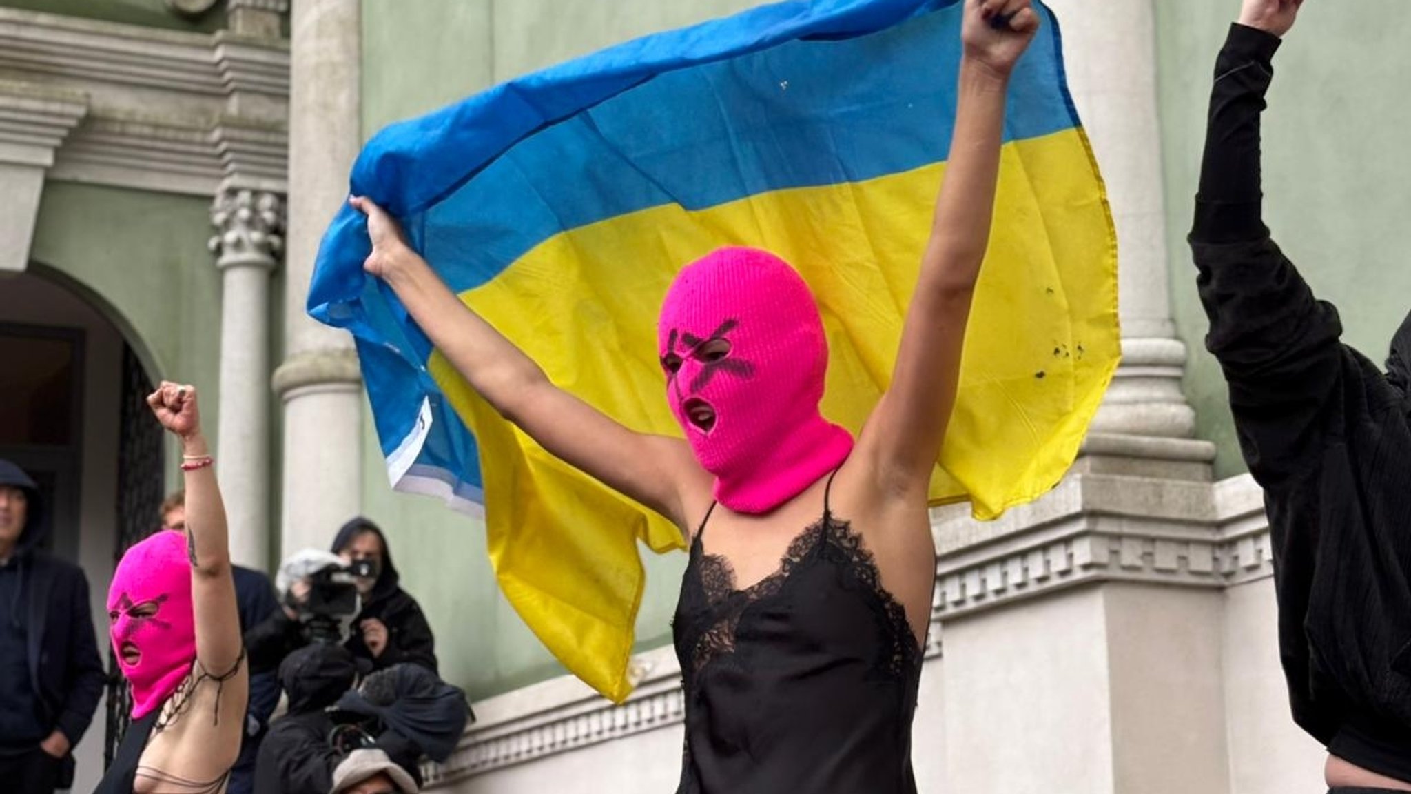 "Blut ist Russlands Kunst!": Proteste zum Biennale-Auftakt