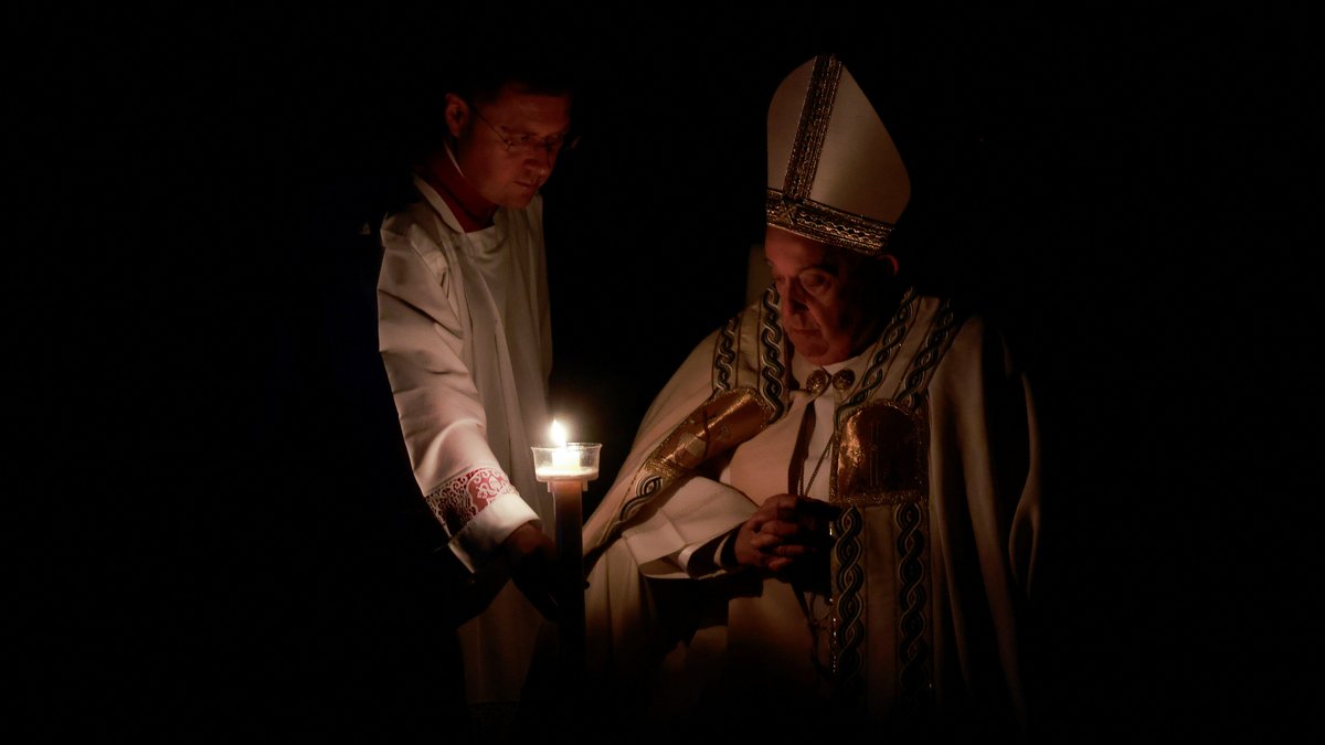 Papst Franziskus während der Osternacht im Petersdom. 