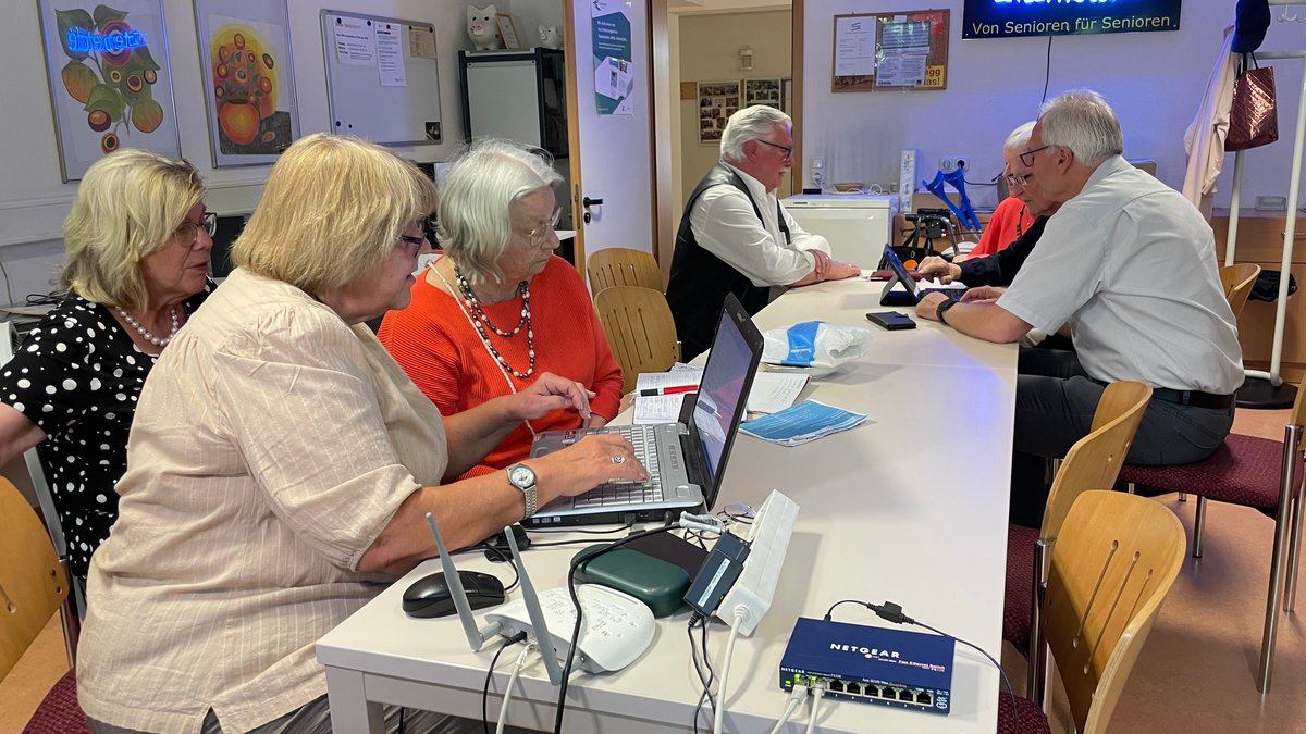 Im Würzburger Internetcafé helfen Senioren anderen Senioren.