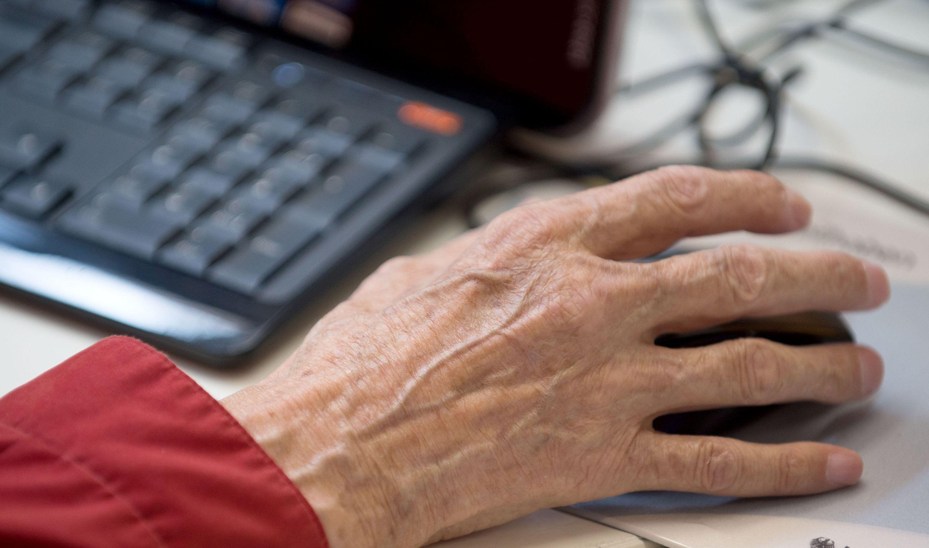 Symbolbild Aktivrente: Ein älterer Mann sitzt an einem Computer.