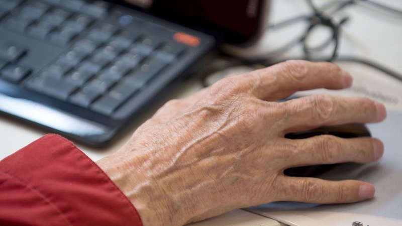 Symbolbild Aktivrente: Ein älterer Mann sitzt an einem Computer. | Bild: dpa-Bildfunk/Tim Brakemeier Symbolbild Aktivrente: Ein älterer Mann sitzt an einem Computer.