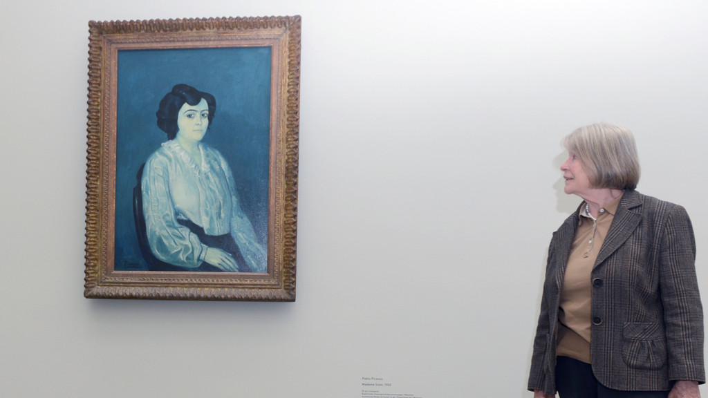 Frau betrachtet in der Pinakothek der Moderne das Picasso-Gemälde Madame Soler