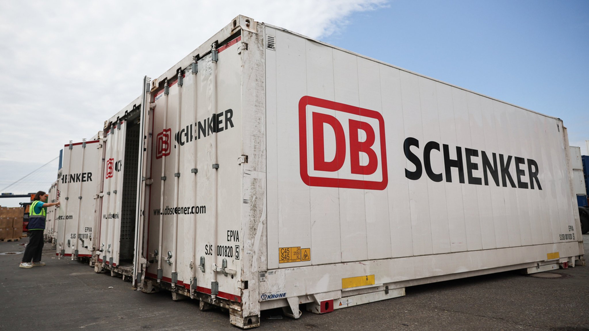 Container mit dem Firmenlogo stehen im DB Schenker Logistikzentrum Hamburger Hafen