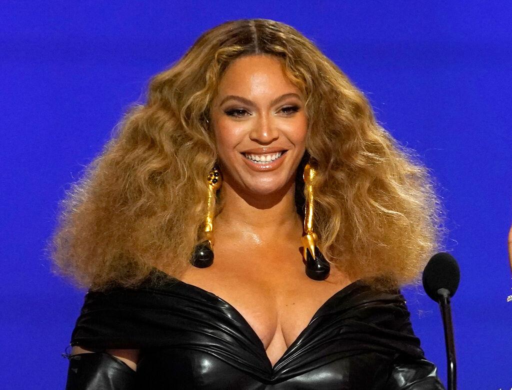 Die US-Sängerin Beyoncé bei den 63. Grammy Awards. | Bild:dpa-Bildfunk/Chris Pizzello