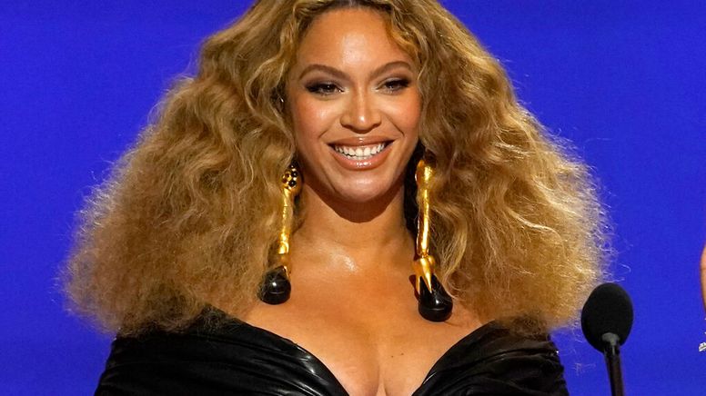 Die US-Sängerin Beyoncé bei den 63. Grammy Awards. | Bild:dpa-Bildfunk/Chris Pizzello