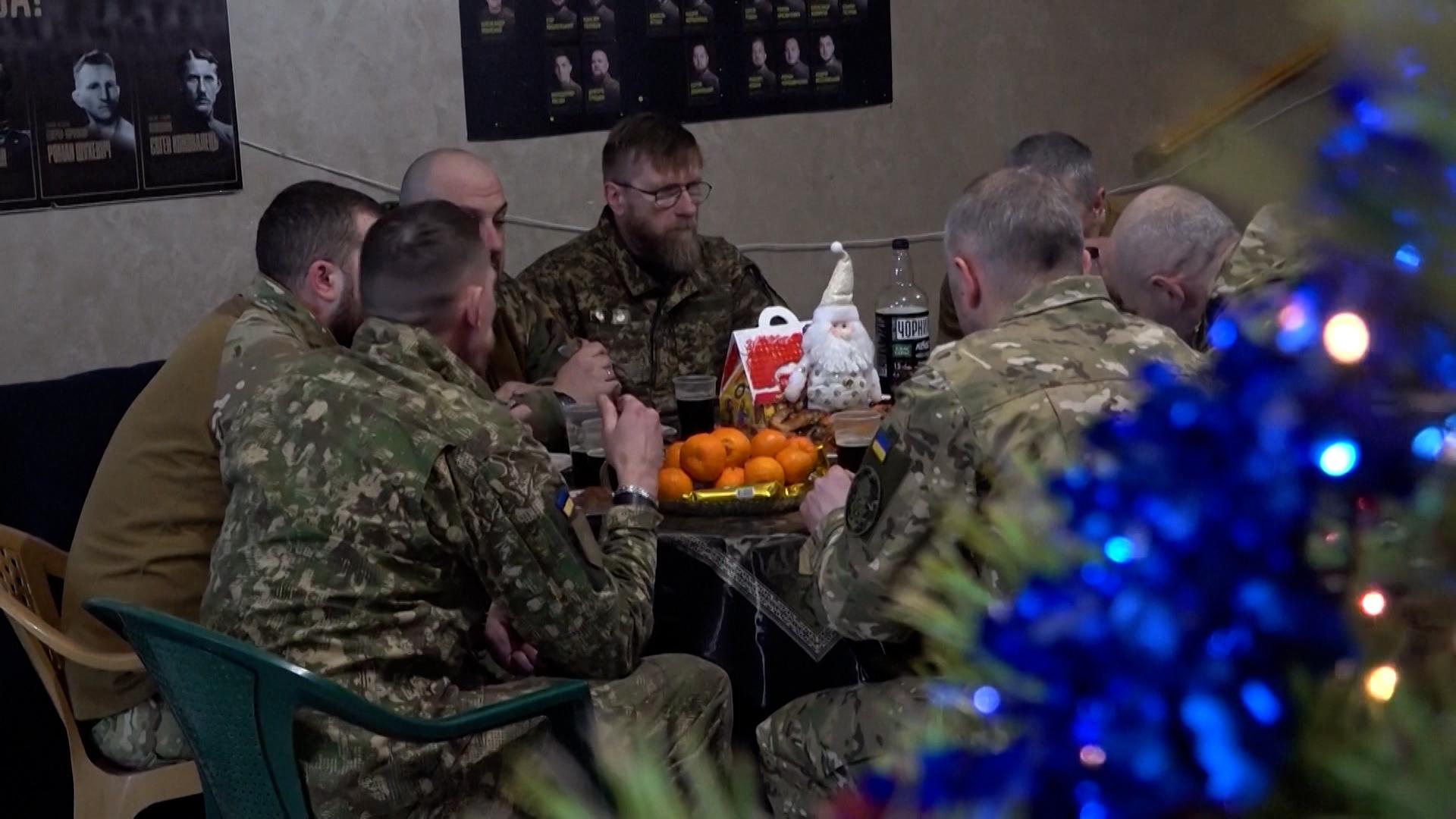 Weihnachten, das Fest des Friedens - die Menschen in der Ukraine müssen die Feiertage jetzt schon das vierte Jahr hintereinander im Krieg verbringen. Besonders schlimm ist die Situation für die Soldaten an der Front im Osten des Landes.