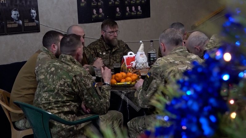 Weihnachten, das Fest des Friedens - die Menschen in der Ukraine müssen die Feiertage jetzt schon das vierte Jahr hintereinander im Krieg verbringen. Besonders schlimm ist die Situation für die Soldaten an der Front im Osten des Landes. | Bild: Bayerischer Rundfunk 2025 Weihnachten, das Fest des Friedens - die Menschen in der Ukraine müssen die Feiertage jetzt schon das vierte Jahr hintereinander im Krieg verbringen. Besonders schlimm ist die Situation für die Soldaten an der Front im Osten des Landes.