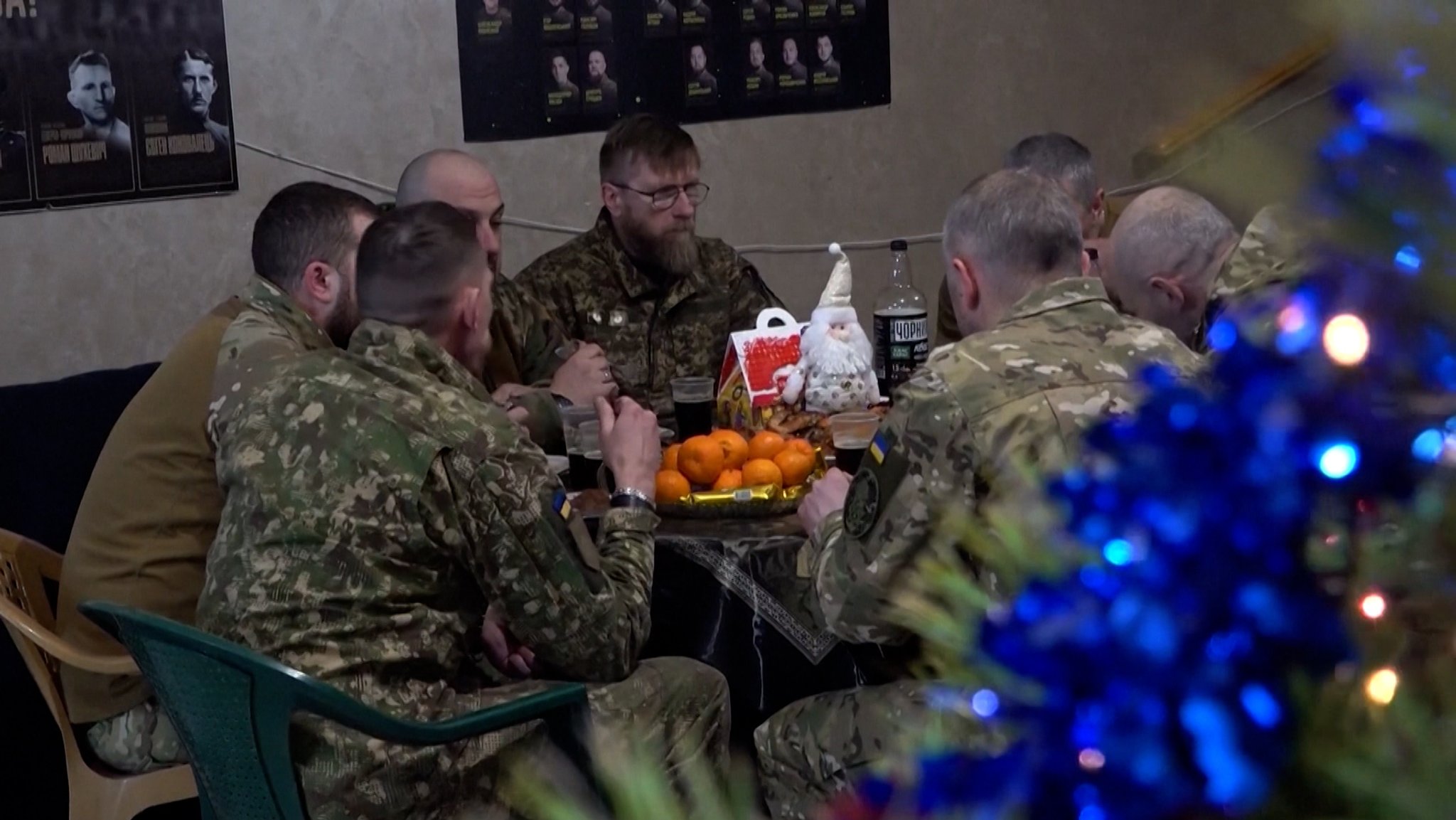 Weihnachten, das Fest des Friedens - die Menschen in der Ukraine müssen die Feiertage jetzt schon das vierte Jahr hintereinander im Krieg verbringen. Besonders schlimm ist die Situation für die Soldaten an der Front im Osten des Landes. | Bild: Bayerischer Rundfunk 2025 Weihnachten, das Fest des Friedens - die Menschen in der Ukraine müssen die Feiertage jetzt schon das vierte Jahr hintereinander im Krieg verbringen. Besonders schlimm ist die Situation für die Soldaten an der Front im Osten des Landes.