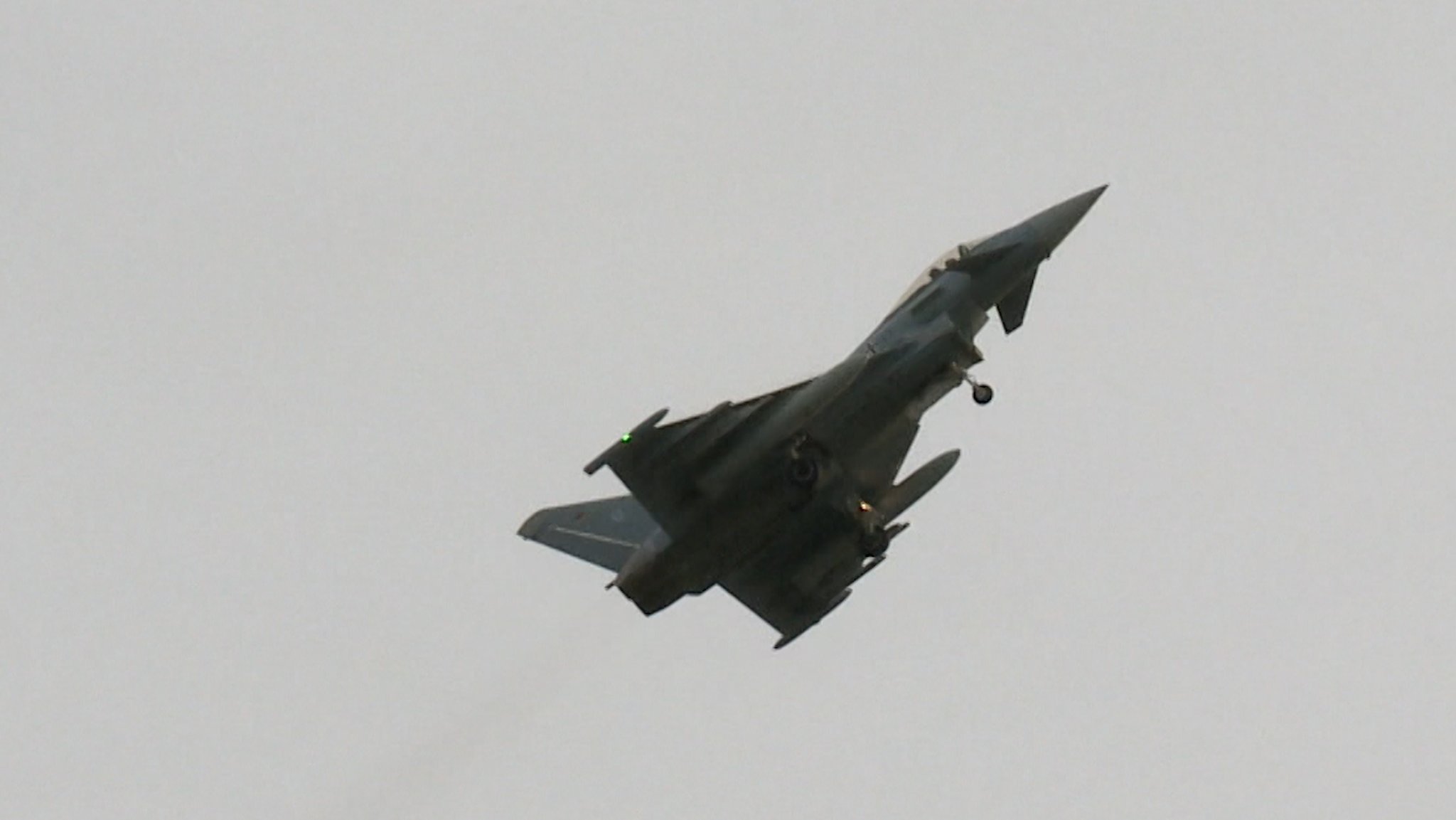 Ein Eurofighter steigt steil in den Himmel auf.