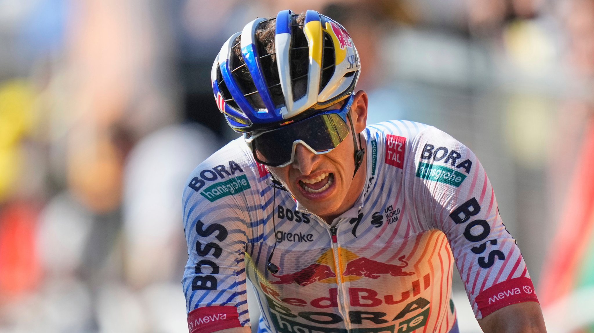 dpatopbilder - 17.07.2025, Frankreich, Hautacam: Radsport: UCI WorldTour - Tour de France, Auch - Hautacam (180,60 km), 12. Etappe. Florian Lipowitz aus Deutschland überquert die Ziellinie. 