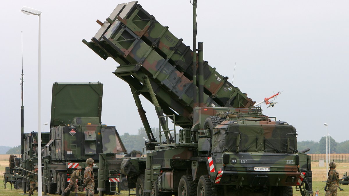 Ein Patriot-Raketenabwehrsystem wird am Dienstag (15.07.2008) beim Flugabwehrraketengeschwader 2 Bad Sülze (Nordvorpommern) am Ausbildungsstandort Warbelow bei Gnoien aufgebaut. 