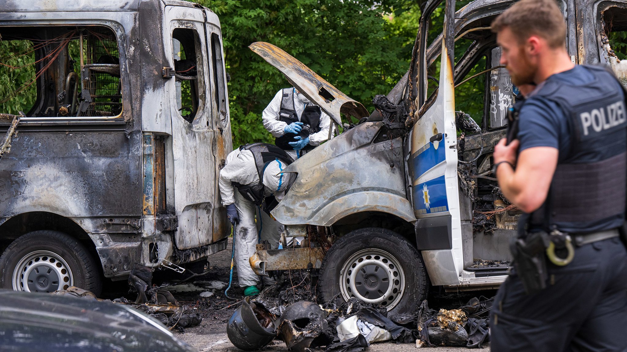 Brandanschlag auf Polizeibusse vor G7-Gipfel