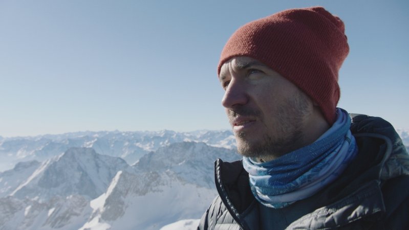 Felix Neureuther mit den Garmischer Bergen im Hintergrund. Der Ex-Ski-Profi, fragt: Wie lange können wir noch Ski fahren?