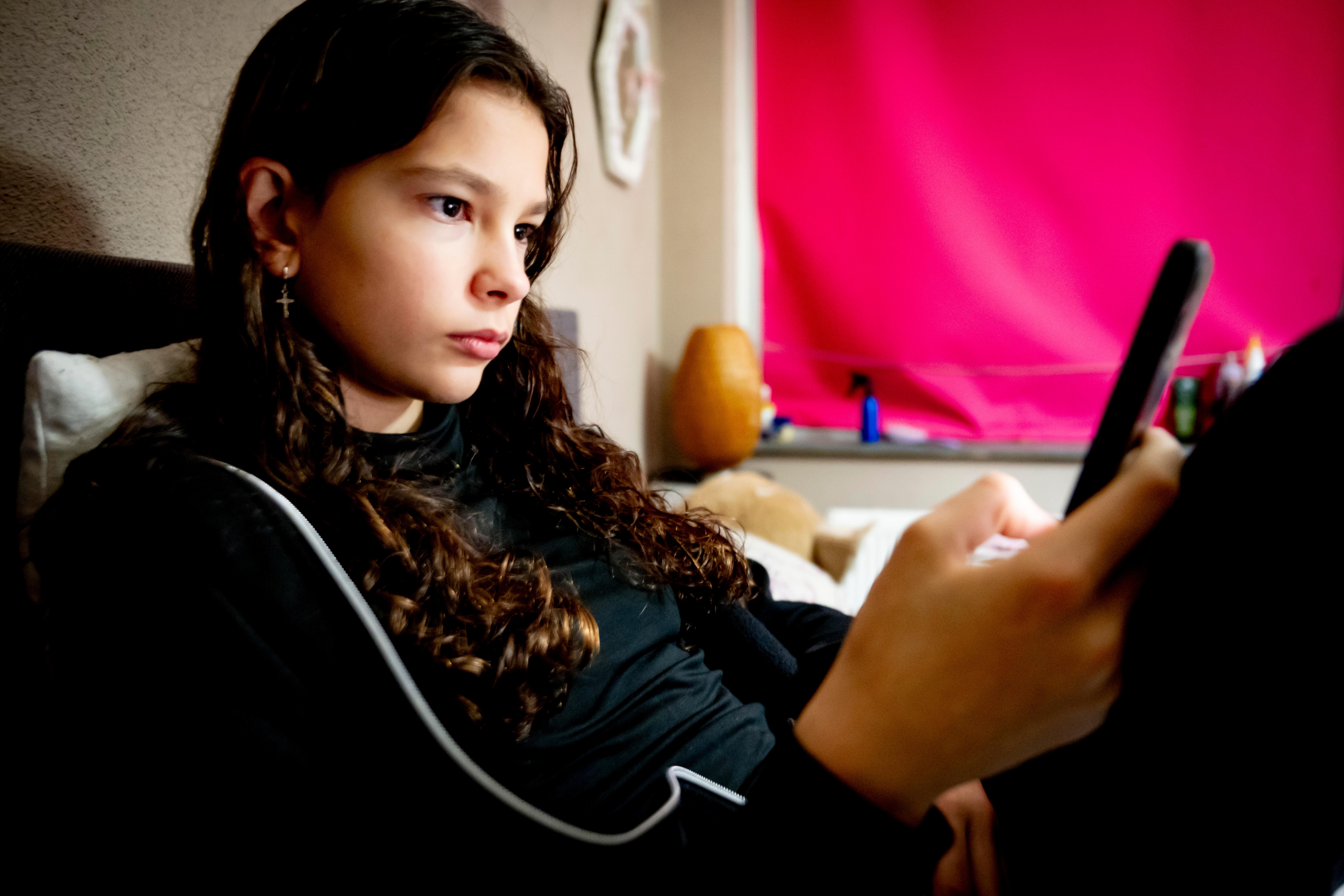 Ein Mädchen starrt aufs Handy