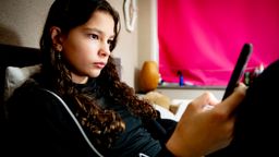 Ein Mädchen starrt aufs Handy | Bild:picture alliance / ROBIN UTRECHT | Robin Utrecht