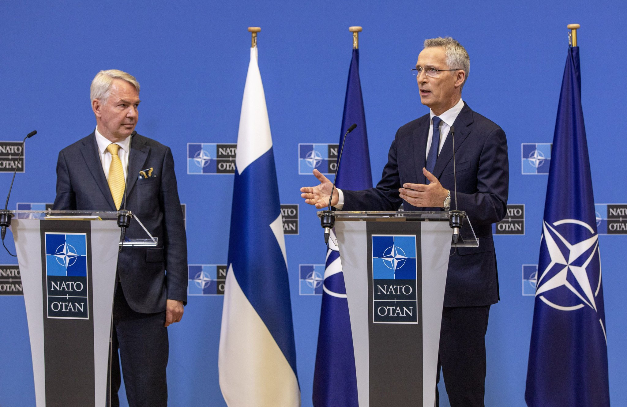 Belgien, Brüssel: Pekka Haavisto (l), Außenminister von Finnland, und Jens Stoltenberg, Nato-Generalsekretär, sprechen bei einer Pressekonferenz nach der Unterzeichnung der Beitrittsprotokolle Finnlands und Schwedens im Nato-Hauptquartier.