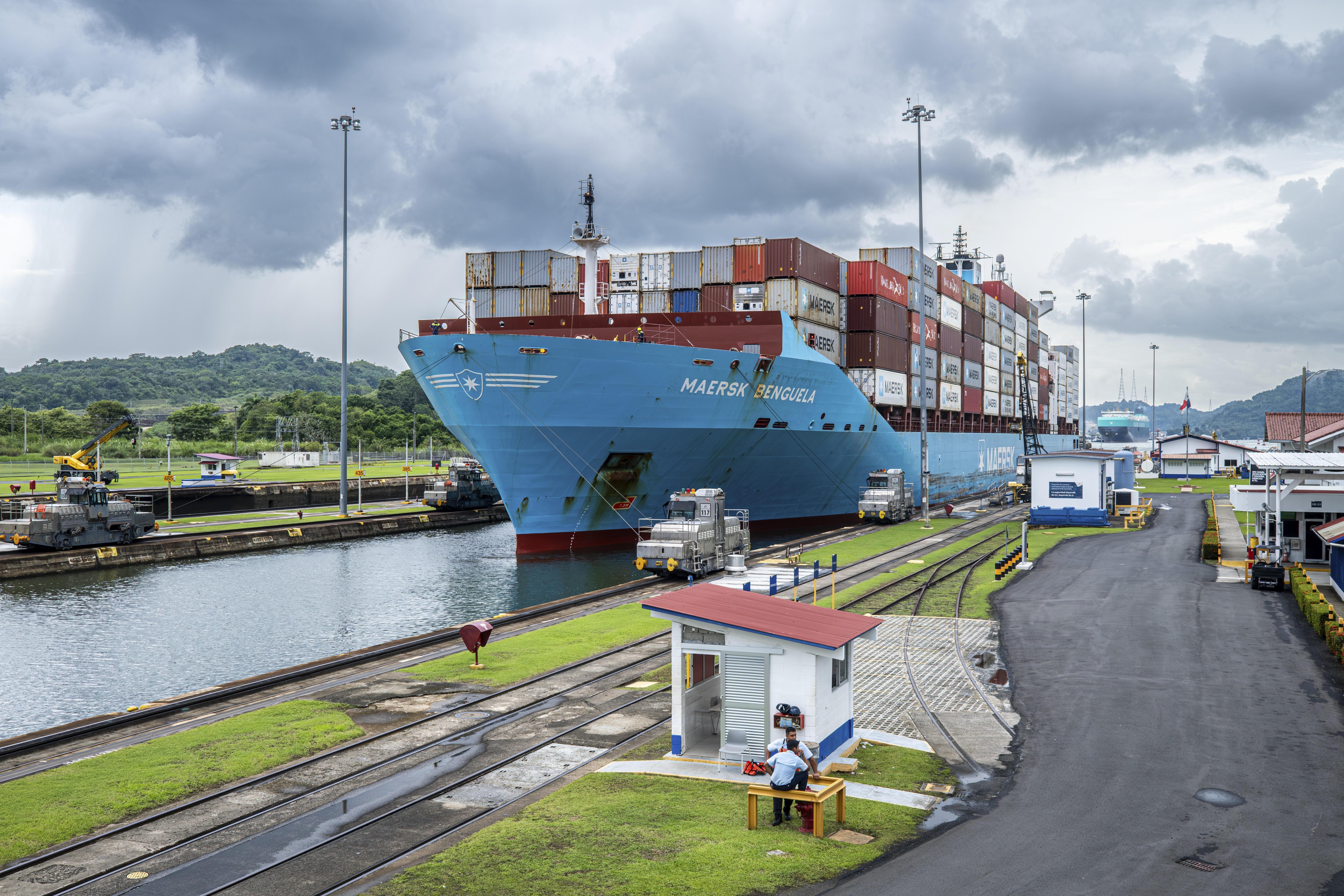 (Symbolbild) Containerschiff in einer Schleuse des Panamakanals
