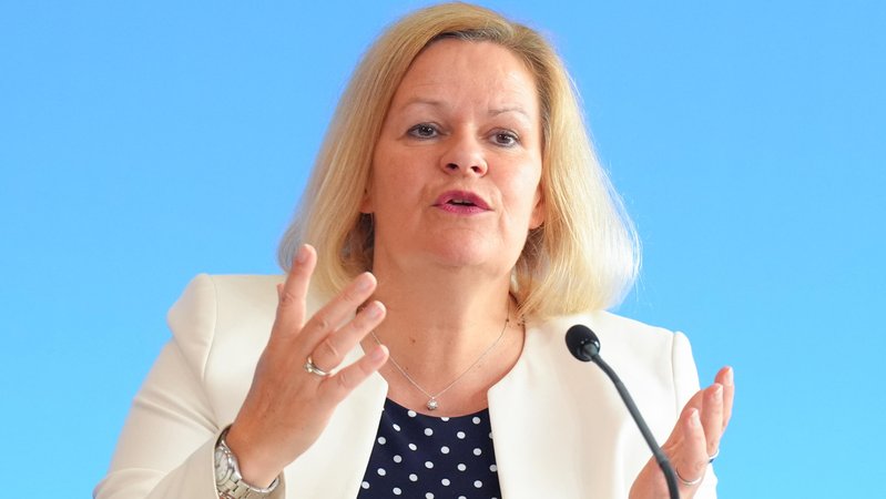 Nancy Faeser kündigt Abschiebungen von Straftätern nach Afghanistan und Syrien an | Bild: picture alliance / Flashpic Jens Krick Nancy Faeser kündigt Abschiebungen von Straftätern nach Afghanistan und Syrien an