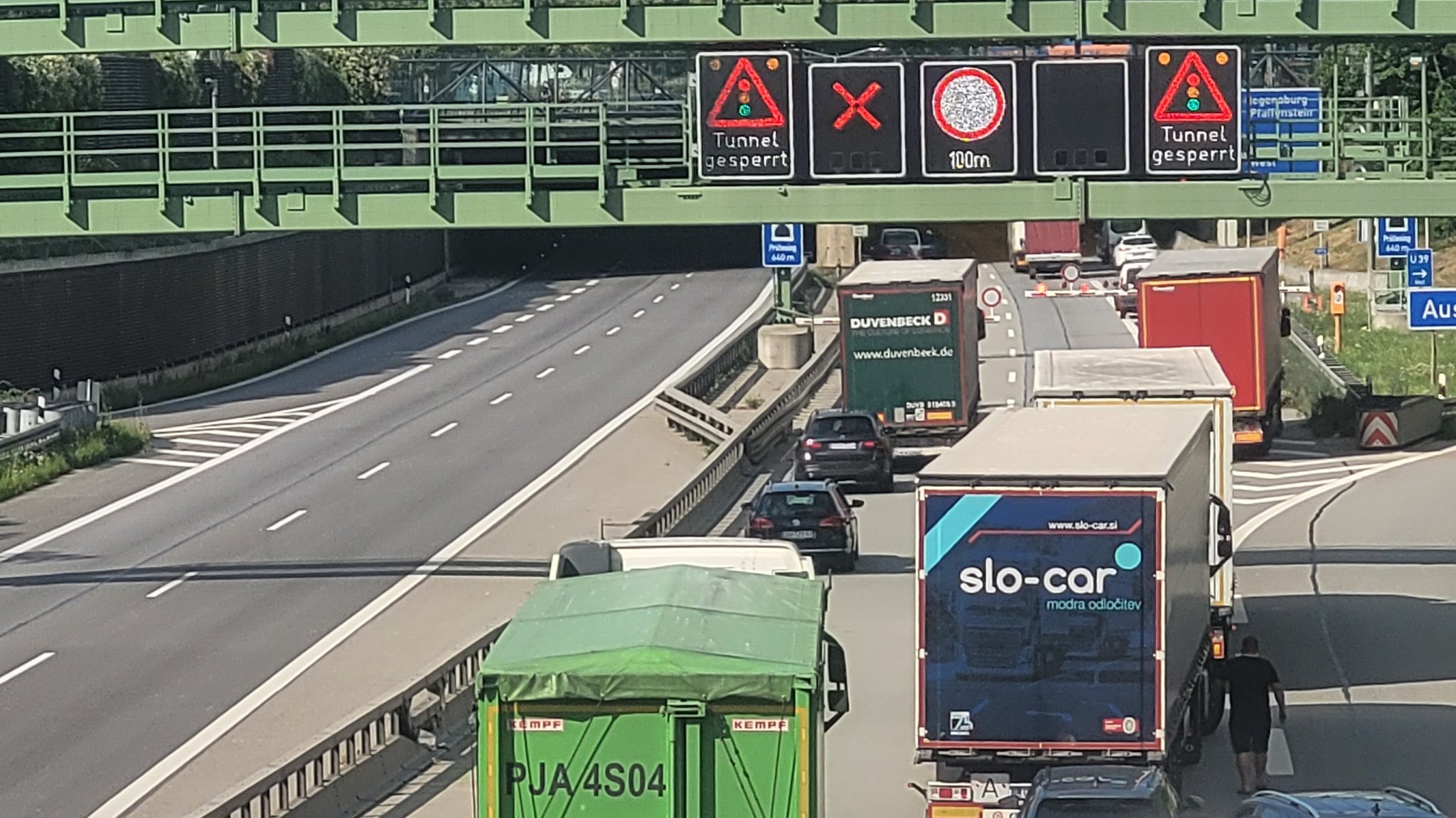 Stau vor dem gesperrten Tunnel in Regensburg