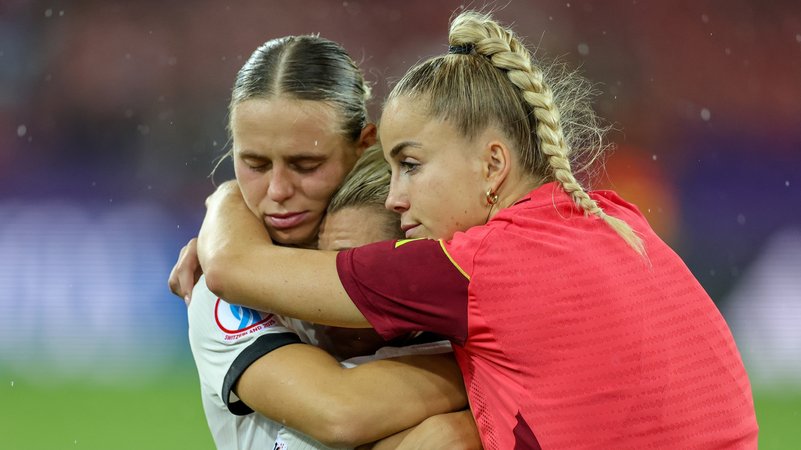 Giulia Gwinn (rechts) umarmt Linda Dahlmann und Klara Bühl | Bild: dpa/pa Giulia Gwinn (rechts) umarmt Linda Dahlmann und Klara Bühl