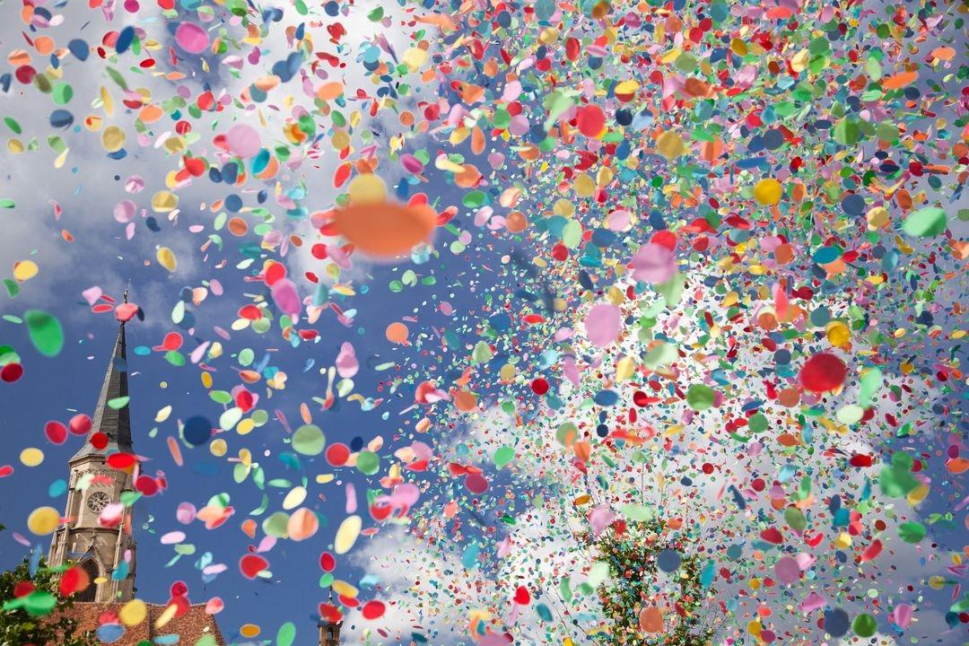 (Symbolbild) Bunte Konfetti vor blauem Himmel