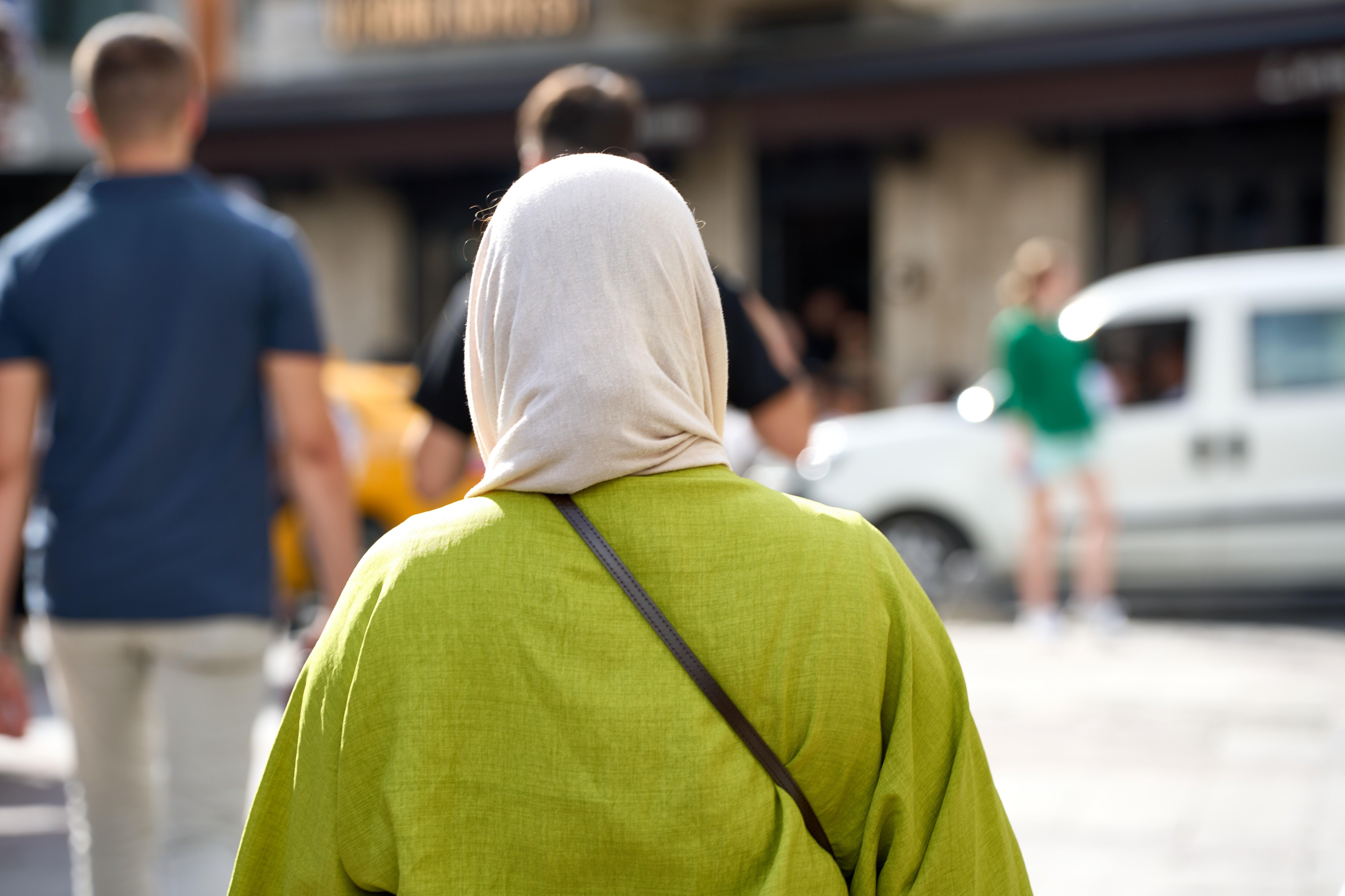 Eine Muslimin in der Innenstadt