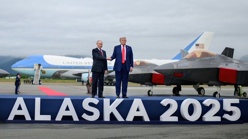 US-Präsident Donald Trump und der russische Machthaber Wladimir Putin in Alaska. | Bild: picture alliance / ZUMAPRESS.com | Pool /White House US-Präsident Donald Trump und der russische Machthaber Wladimir Putin in Alaska.