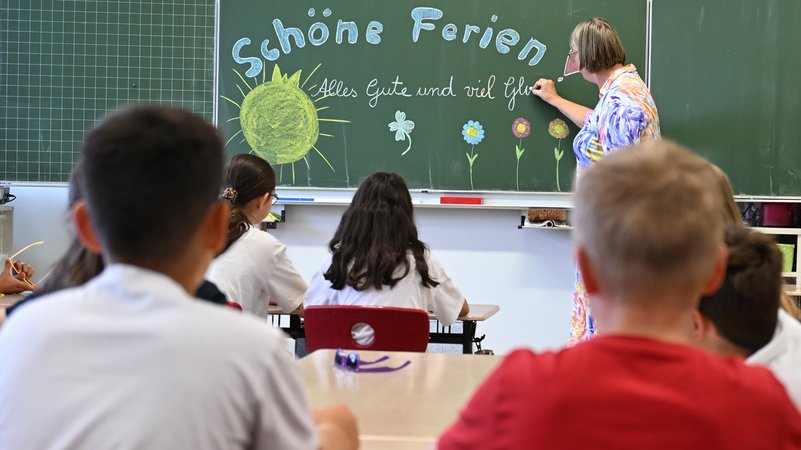 Schulkinder am letzten Schultag vor den Sommerferien (Symbolbild) | Bild: pa/dpa/Bernd Weißbrod Schulkinder am letzten Schultag vor den Sommerferien (Symbolbild)