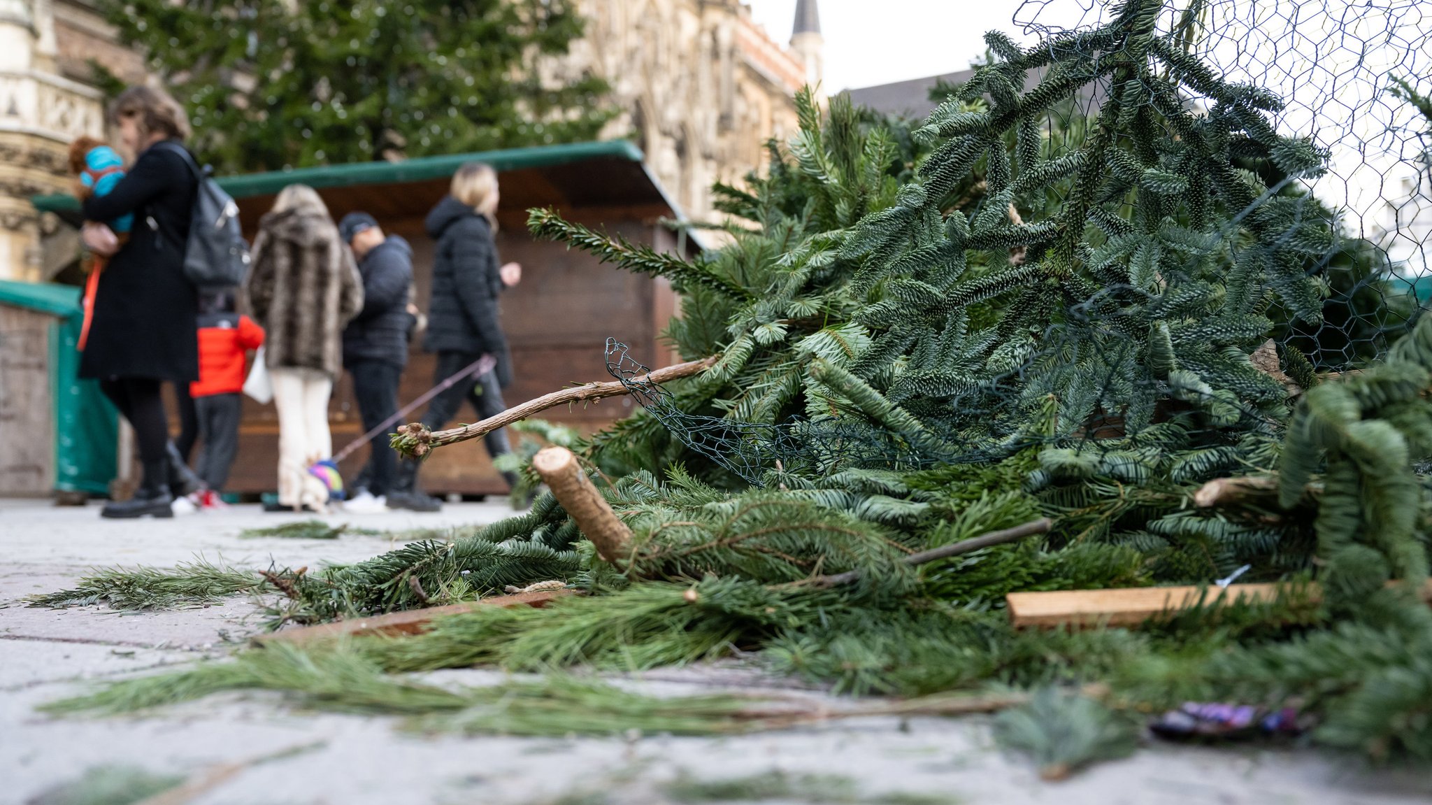 Am Münchner Christkindlmarkt blieb der Christbaum nicht bis ins neue Jahr stehen. Hier liegen bereits die Tannenzweige vor dem Rathaus.