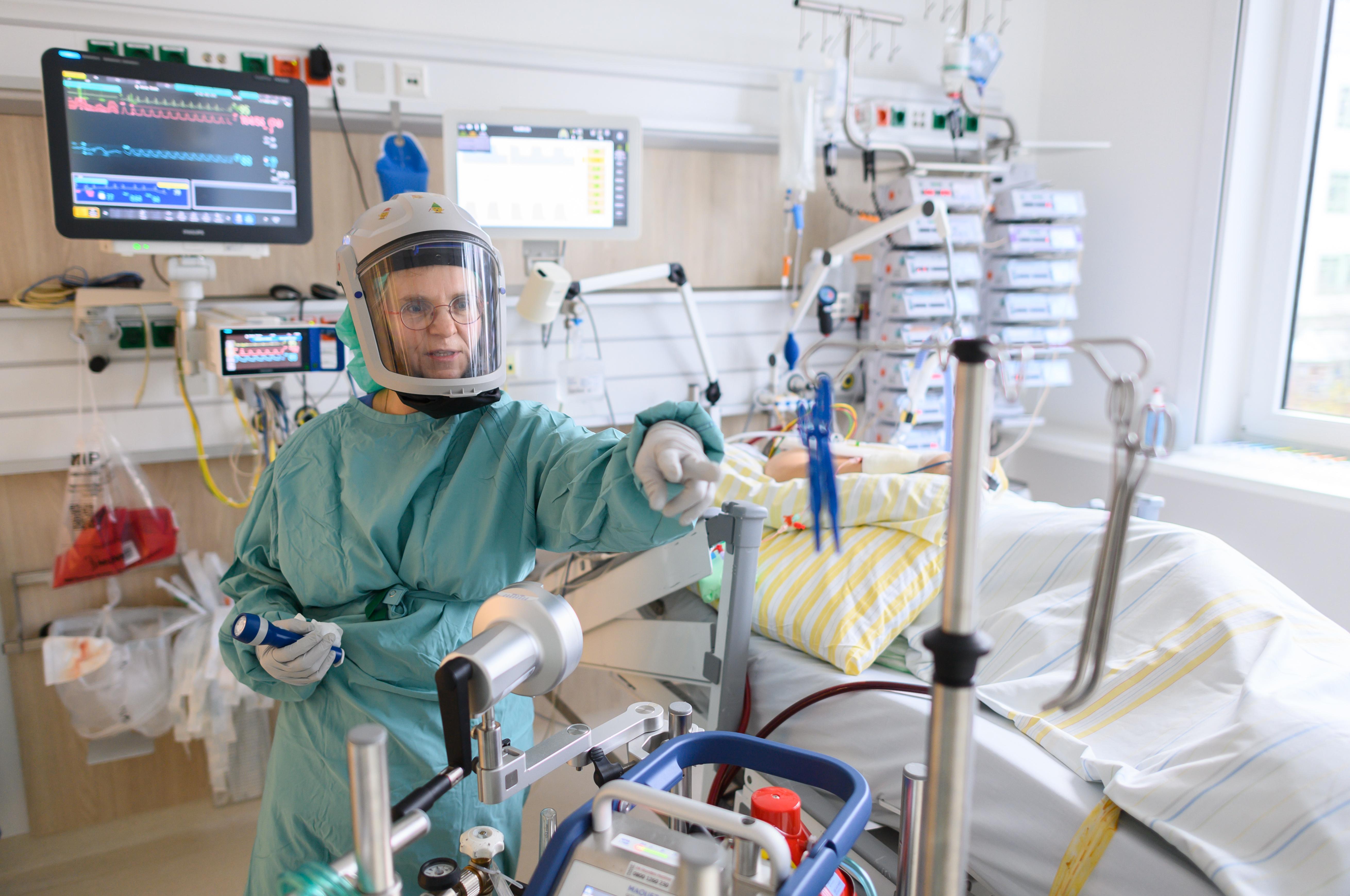 Pflegekraft in einer Dresdner Intensivstation