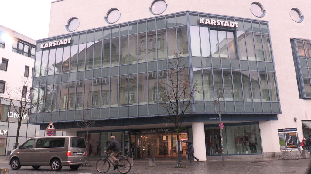 Beispiel Rosenheim: Wut über Galeria-Aus | Bild: BR Beispiel Rosenheim: Wut über Galeria-Aus