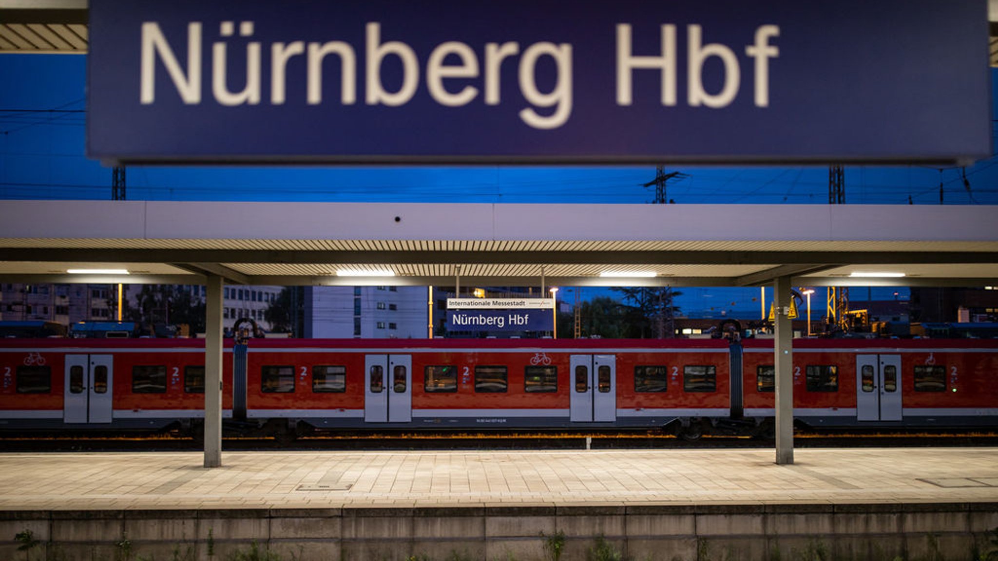 (Symbolbild) Ein Zug steht am Gleis im Nürnberger Hauptbahnhof. 
