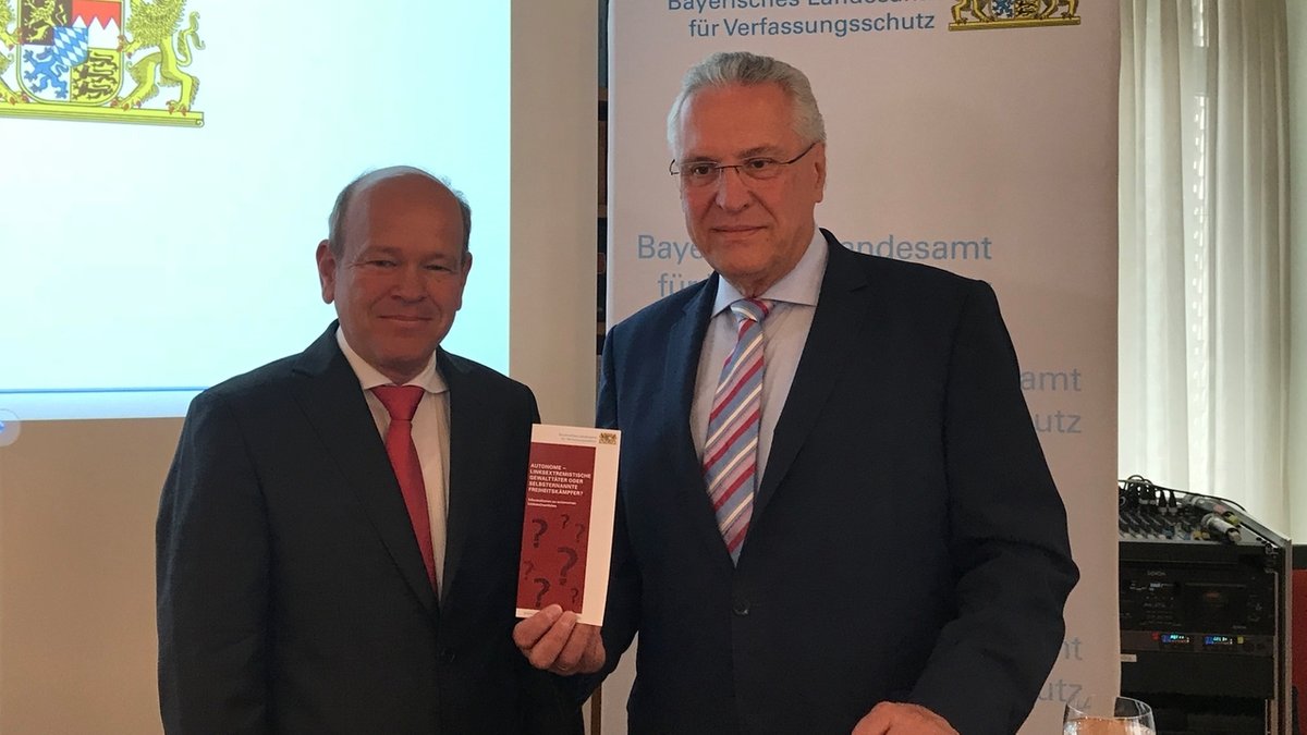 Burkhard Körner vom LfV Bayern und Bayerns Innenminister Joachim Herrmann (CSU) 