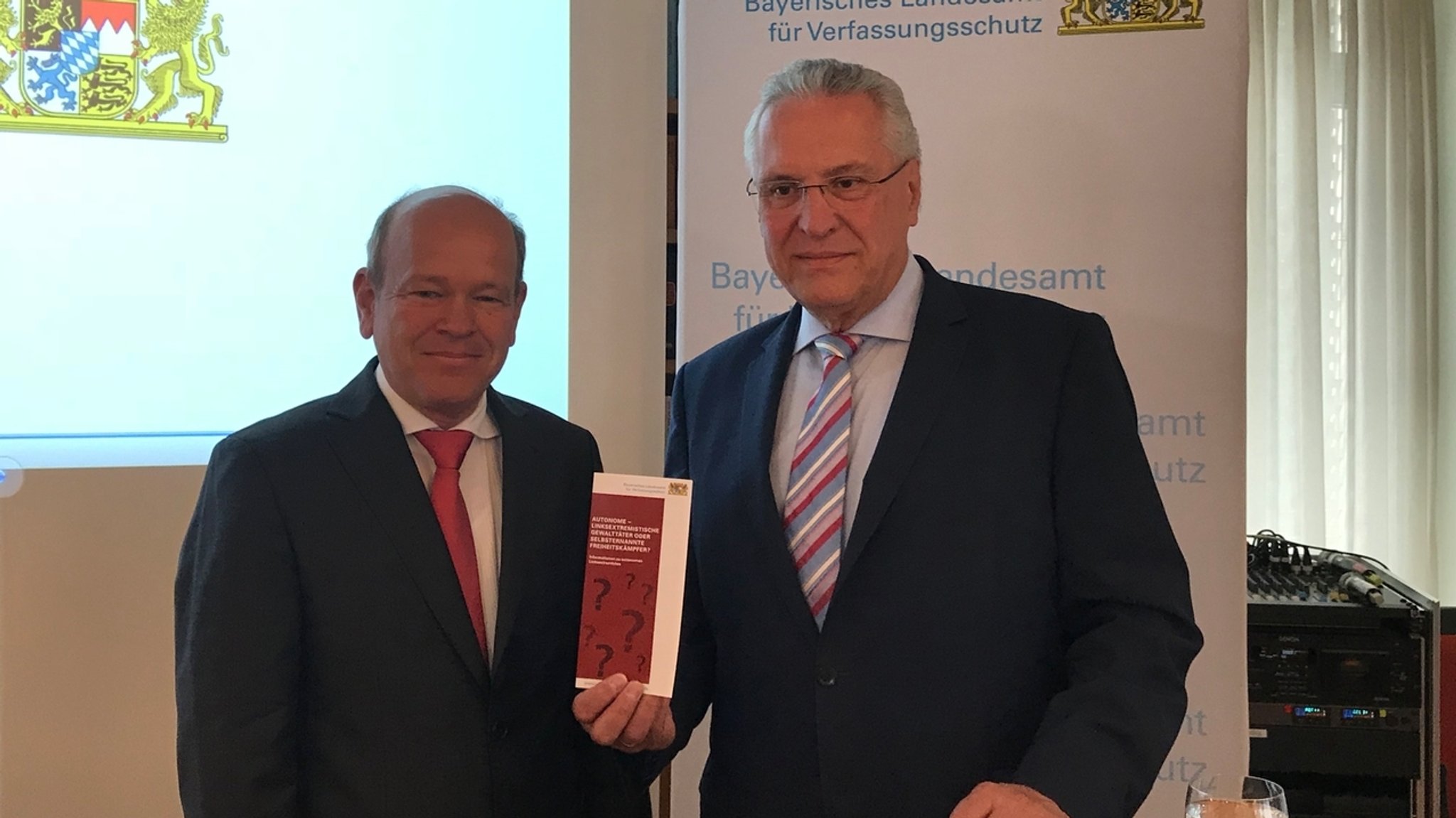 Burkhard Körner vom LfV Bayern und Bayerns Innenminister Joachim Herrmann (CSU) 