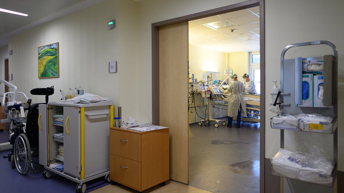 Intensivpflegerinnen sind in Schutzkleidungen auf der Covid-19 Intensivstation mit der Versorgung von Corona-Patienten beschäftigt.