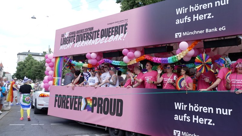 Hunderttausende Menschen sind zum Münchner Christopher Street Day auf die Straße gegangen. | Bild: BR Hunderttausende Menschen sind zum Münchner Christopher Street Day auf die Straße gegangen.