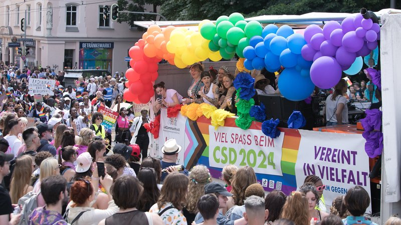 Ein Umzugswagen auf dem CSD in München | Bild: picture alliance / SZ Photo | Florian Peljak Ein Umzugswagen auf dem CSD in München
