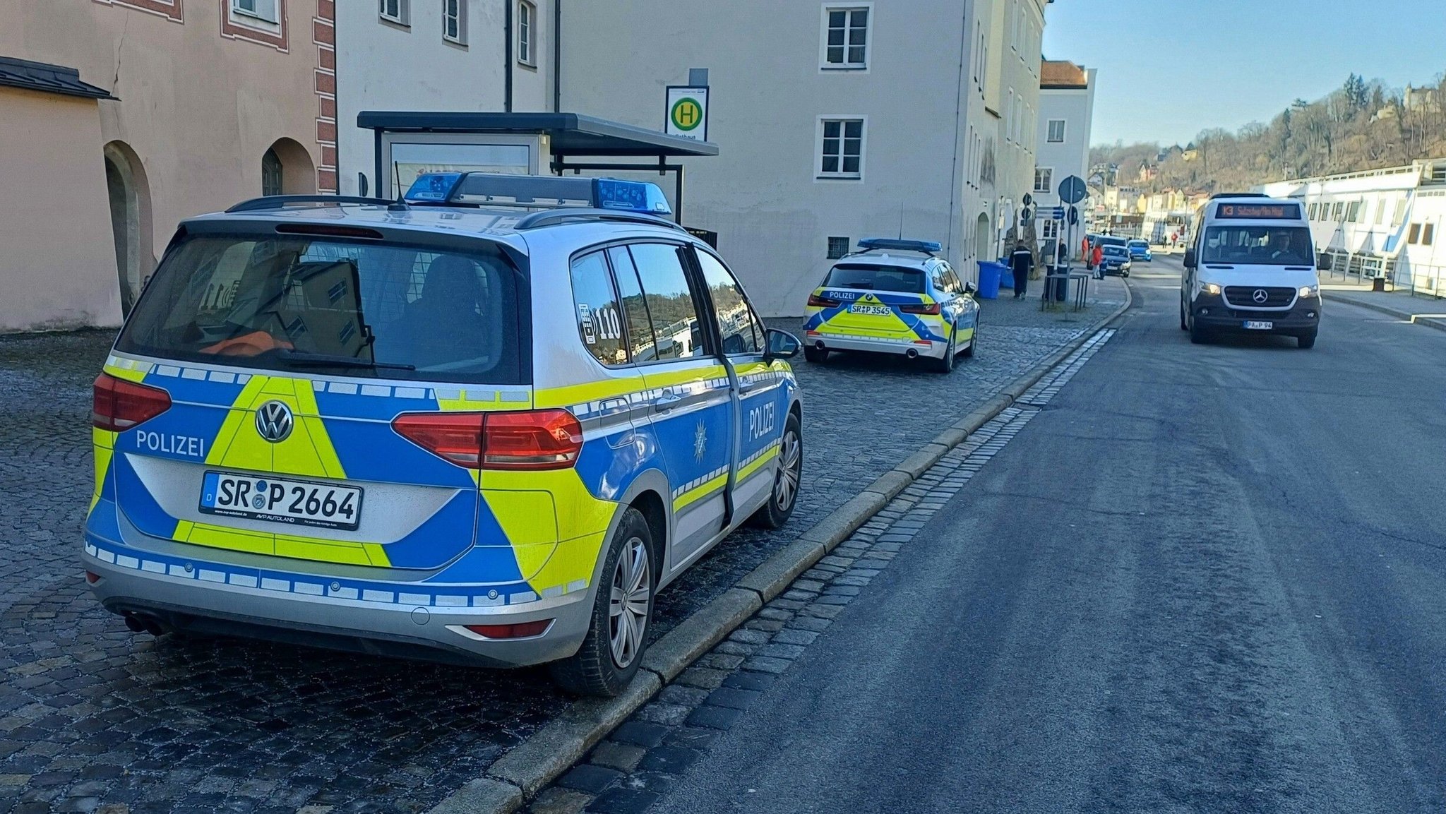 Polizeifahrzeuge in Passau suchen nach einem entflohenen U-Häftling.